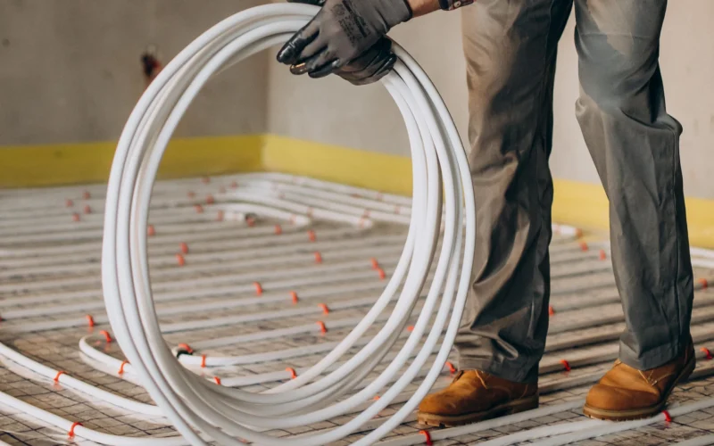 service-man-instelling-house-heating-system-floor